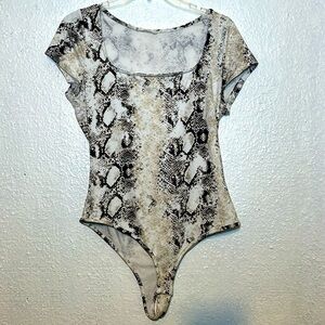 Chrysanthemum white and brown stick skin bodysuit with short sleeves size large